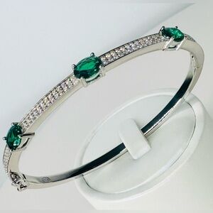 Elegant 18K White Gold and Emerald Green Gemstone Bangle Bracelet